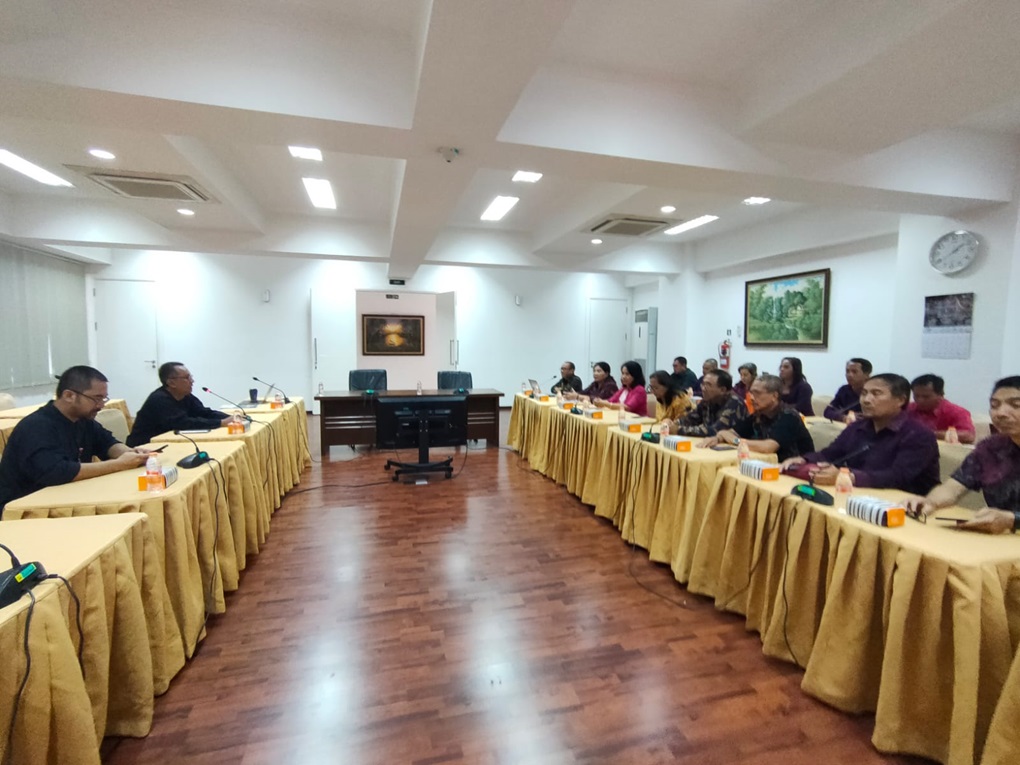 Sosialisasikan Program Studi Magister Pembangunan dan Keuangan Berkelanjutan, Pascasarjana Unud Kunjungi OJK Jawa Barat
